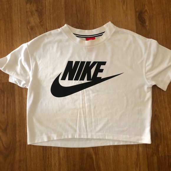 Nike Tops - Nike crop top